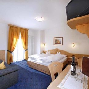 NearBy Hotel