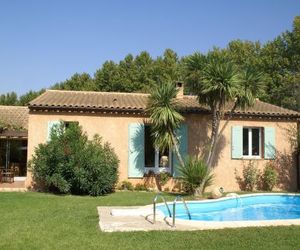 Cozy Holiday Home in Noves with Swimming Pool Noves France