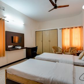 NearBy Hotel