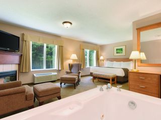 Фото отеля Days Inn & Suites by Wyndham Thunder Bay