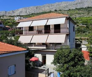 Apartments with a parking space Sumpetar (Omis) - 951 Sumpetar Croatia