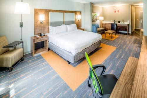 Photo of Holiday Inn Express & Suites Cleveland/Westlake, an IHG Hotel