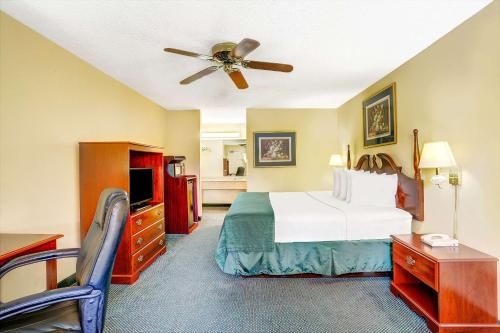 Photo of Days Inn & Suites by Wyndham Peachtree City