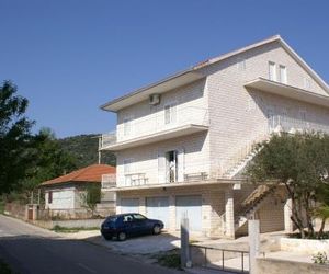 Apartments with a parking space Vinisce (Trogir) - 2987 Vinisce Croatia