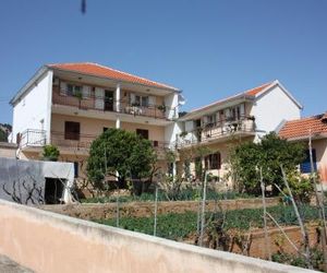 Apartments with a parking space Vinisce (Trogir) - 6117 Vinisce Croatia