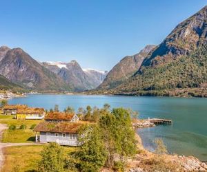 Two-Bedroom Holiday home with Sea View in Fjærland Boyum Norway