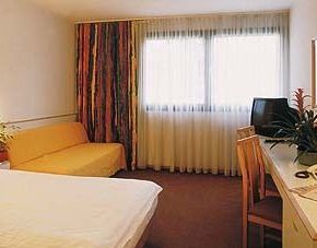 NearBy Hotel