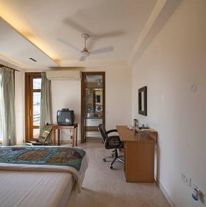 NearBy Hotel