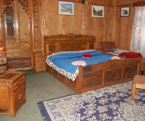 House boat Raj mahal Srinagar India