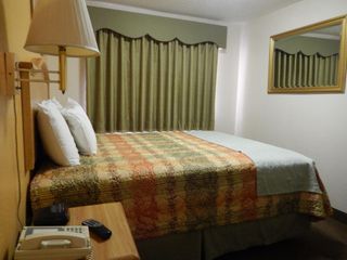 Фото отеля Executive Inn Pearsall