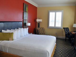 Фото отеля Carriage House Hotel