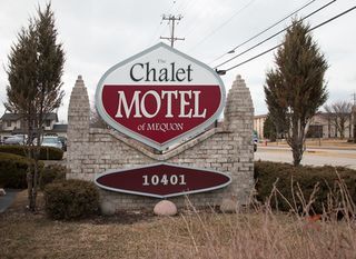 Фото отеля Chalet Motel Mequon