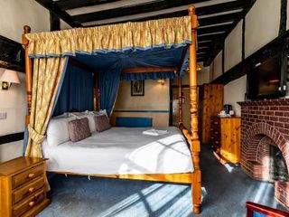 Фото отеля The George Hotel, Amesbury, Wiltshire