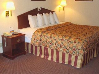 Фото отеля Boarders Inn & Suites by Cobblestone Hotels - Ashland City