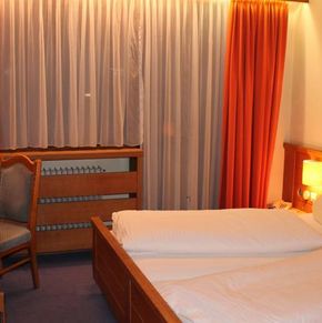 NearBy Hotel