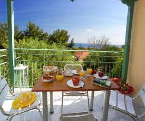 Maria Apartments Lourdata Greece