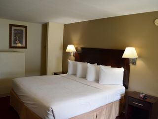 Фото отеля Crystal Inn Eatontown