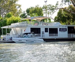 Boats and Bedzzz Houseboat Stays Renmark Australia