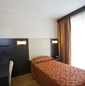 NearBy Hotel