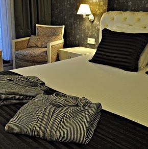 NearBy Hotel