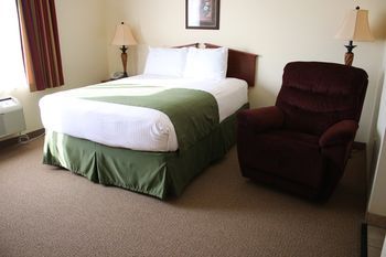 Photo of Edgewood Hotel & Suites