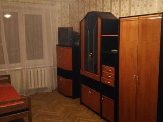 У Площади Победы