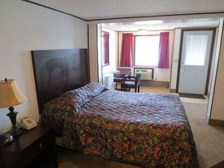 Фото отеля Lake 'N Pines Motel