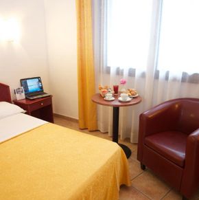 NearBy Hotel