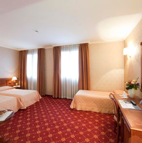 NearBy Hotel