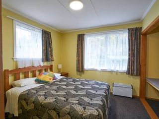 Фото отеля Accommodation Fiordland -The Three Bedroom House at 226A Milford Road