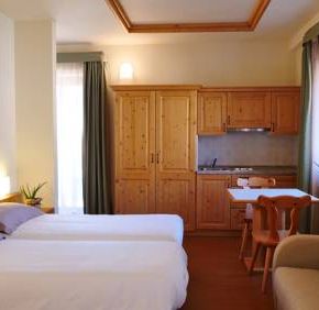 NearBy Hotel