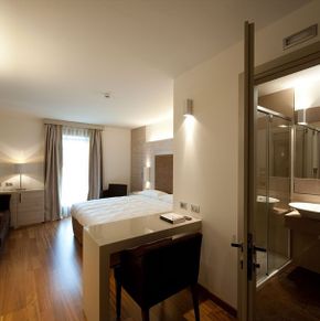 NearBy Hotel