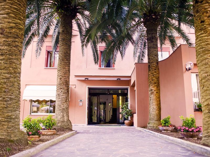 Hotel Photo 1