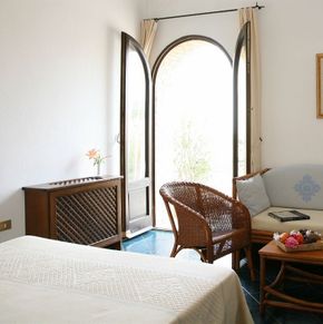 NearBy Hotel