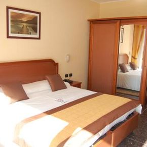 NearBy Hotel