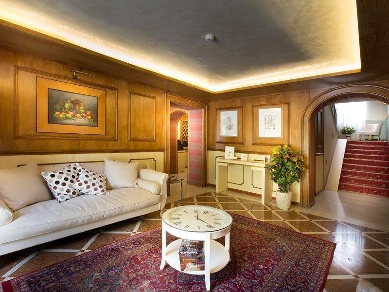 Hotel Photo 8