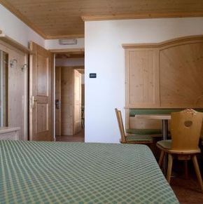 NearBy Hotel
