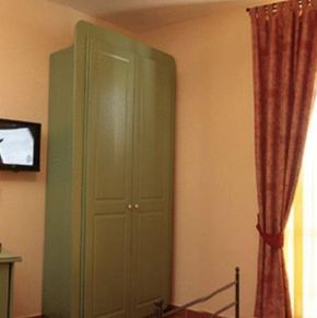 NearBy Hotel