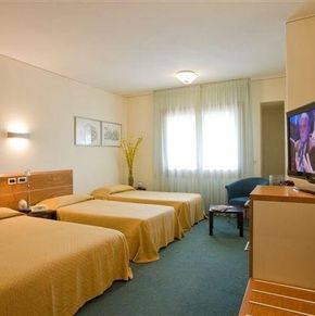 NearBy Hotel