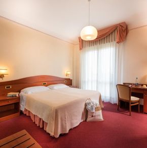 NearBy Hotel