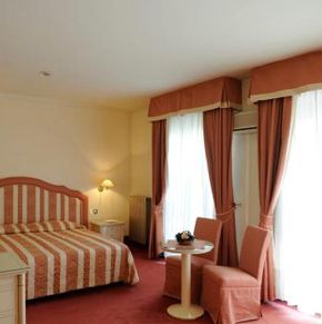 NearBy Hotel