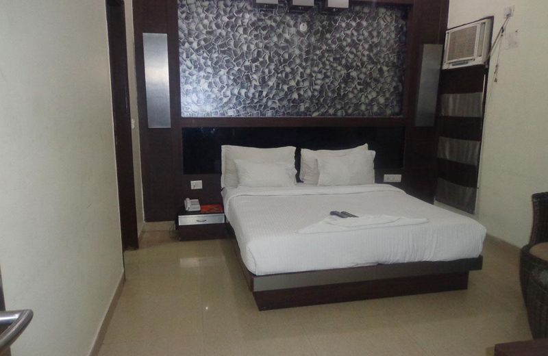 CARTEL PALACE