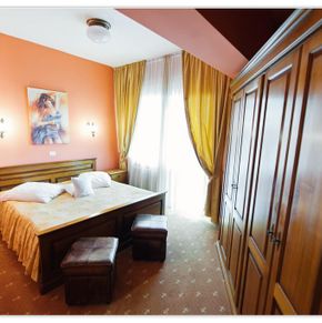 NearBy Hotel
