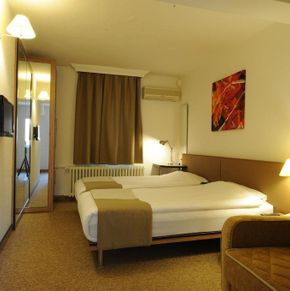 NearBy Hotel
