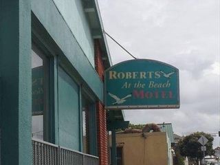 ROBERT'S AT THE BEACH MOTEL