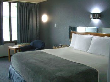 Photo of Quail's Nest Inn & Suites