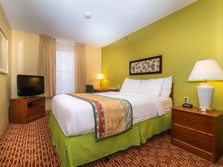 Hotel pic HomeTowne Studios & Suites by Red Roof Columbia