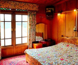 Golden Flower Heritage Houseboat Srinagar India