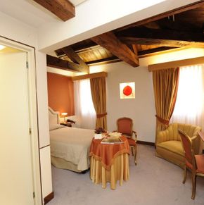NearBy Hotel