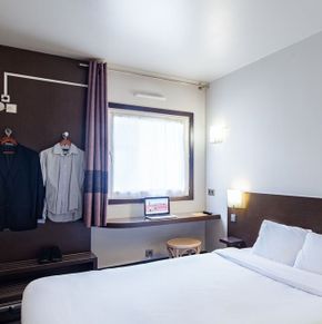 NearBy Hotel